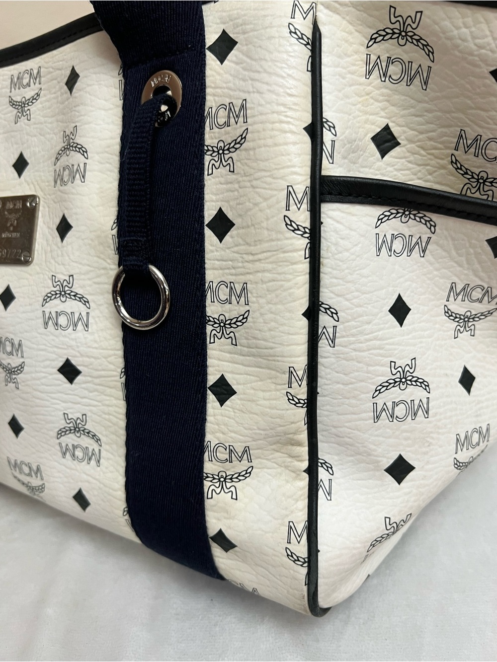 AUTH MCM WHITE TOTE - Picture 14 of 16